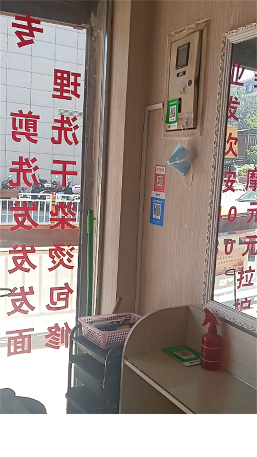 转让地址位质好人流量大、出门就是菜市场学校就在附近来往人多