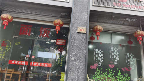 转让临街商铺，地理位置优越，方便停车。
