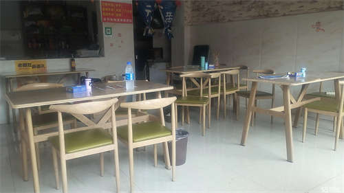 转让早晚点店设备齐全，房租便宜。不能做烧烤店