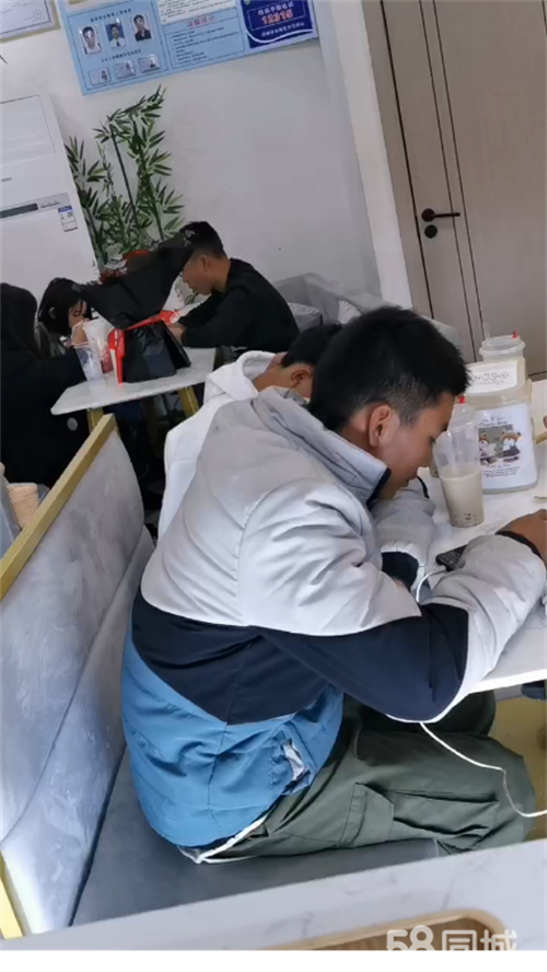 转让彩云城内，环境良好，位置便利，设施齐全。