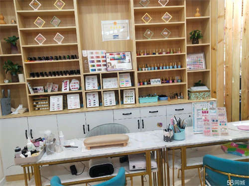 转让商场内美甲店，精装修，货品全新，急转