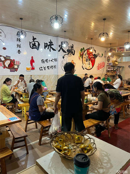 转让临街门面，停车方便，附近有小区和农贸市场