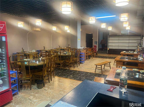 转让老城河边上150多平火锅店餐饮集群，人流量大。