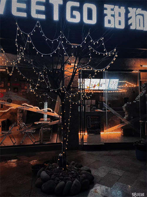 转让本店位于小香港步行街电影院旁边有超大外摆