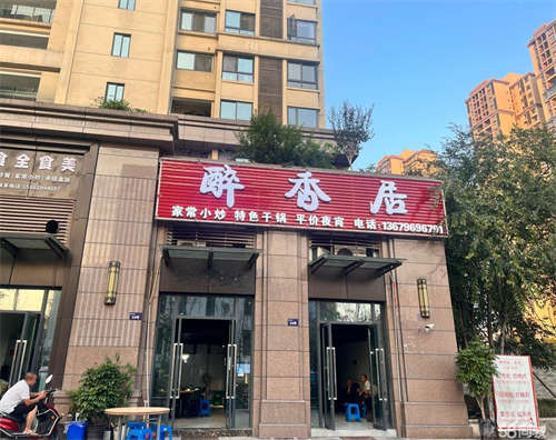 转让总面积加阁楼180平方左右，场地宽敞，可停车，干净整洁。