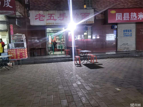 转让临界门面，客源稳定。门口可摆摊
