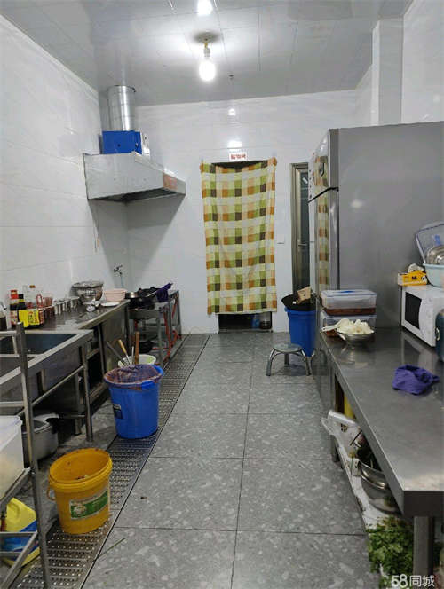 转让位于金沙阳光店铺转让，可做小吃，餐饮，宵夜。