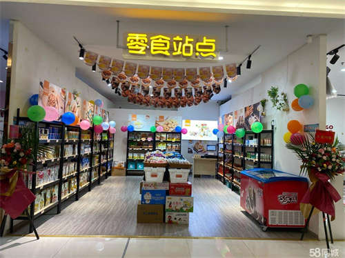 转让店铺位置位于商场三楼，人流量还可以
