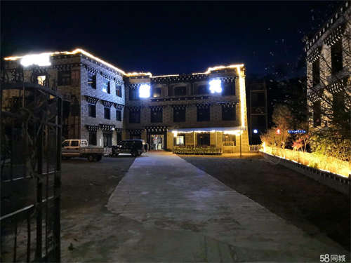 转让稻城亚丁风景区门口酒店低价转让！有客房33间及餐厅！
