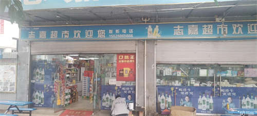 转让小区门口职业学校斜对面