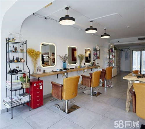 转让正常中美发店，位置好，客源稳定，设备齐全，接手可
