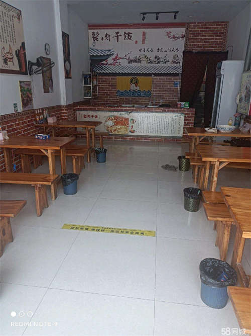 转让营业中饭店有固定人群吃饭，还有10个月房租，有意向可面议，