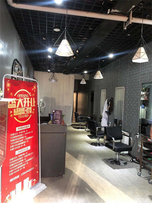 转让中的美发店。 里面设有美甲美睫