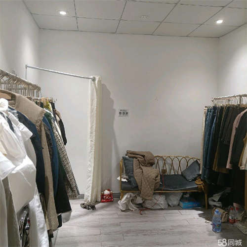 转让北关街营业中女装店转让，地势好