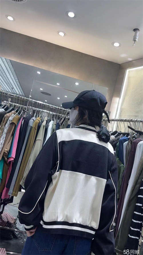 转让服装店转让，位置优越，客源稳定，