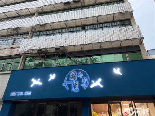 出租店铺门头开阔，店铺方正。
