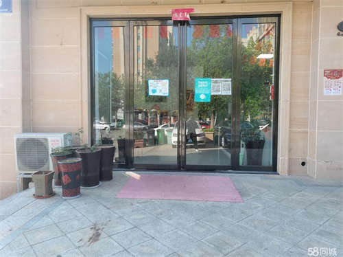 出租店里位置临近锦江城售楼部，