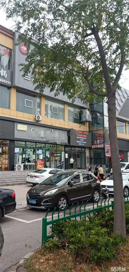 出租临街有大型商场，医院，客流量大。租金面议，有意向可以电话联系