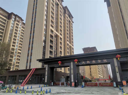 出租大门口，位置优越，商机无限
