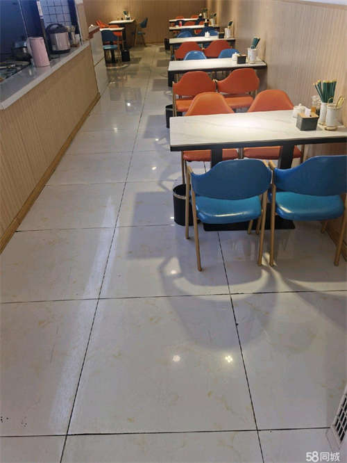 出租餐饮小店，翻新装修，干净卫生，可租可转让