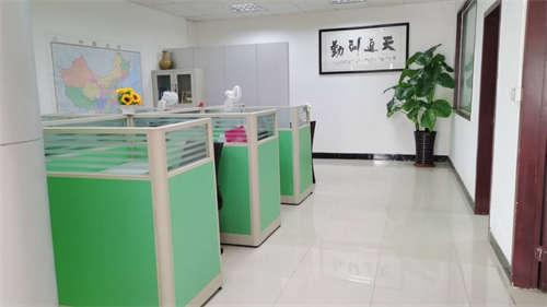 中山港精装办公室招合租。