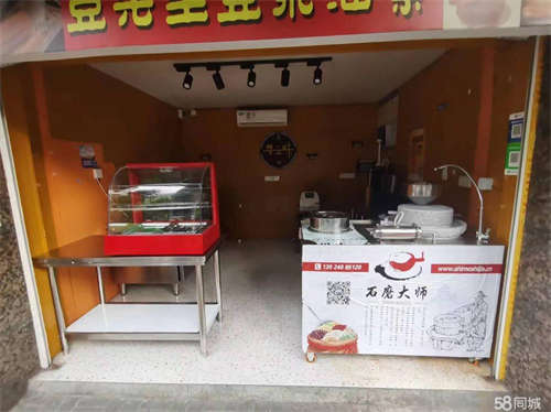 出租紧邻街道，对面就是实验二中