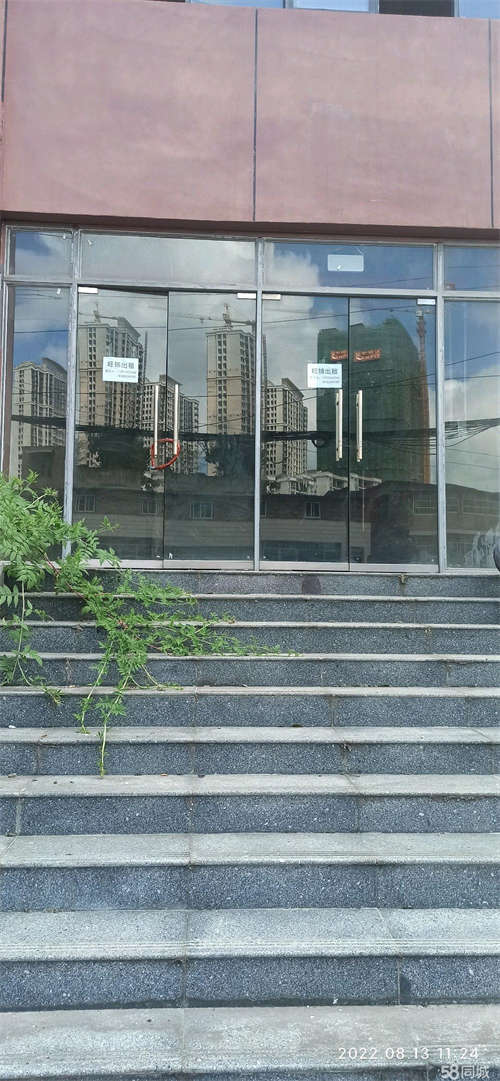 出租商铺面积70平方米，有独立卫生间，配备有消防栓箱。