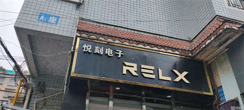 出租小区门口，人流量大，周围配套多