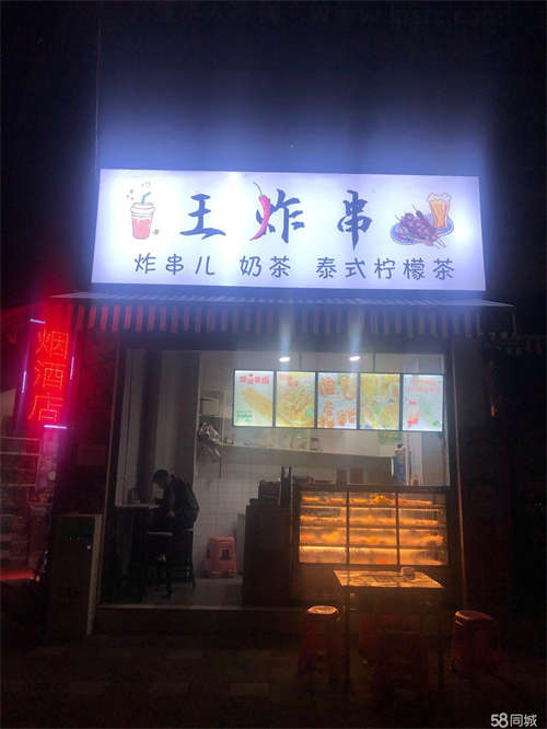 出租临街铺面，人流量大，位置显眼，适合做小吃，奶茶，宵夜，饰品等