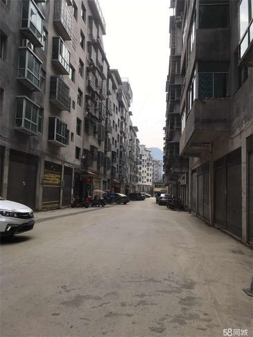 出租交通便利，离小十字步行街2公里内，，首租，无转让费